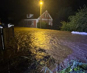 Ustroń pod wodą po nocnej ulewie. Po północy wylał potok Młynówka. Pod wodą wiele ulic i domów