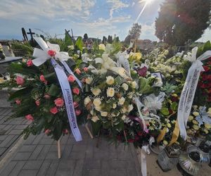 Morze kwiatów na grobie trenera-bohatera