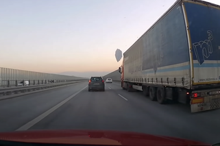 O włos od tragedii na autostradzie! Śmiertelne zagrożenie zarejestrowane na WIDEO