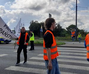 Drugi dzień protestu kolejarzy w Polsce. Blokują drogi m.in. w Dąbrowie Górniczej