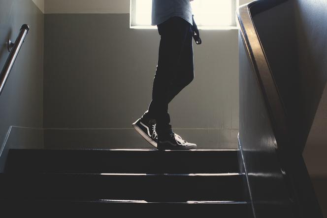 21-latek onanizował się na klatce schodowej bloku w Gostyniu            