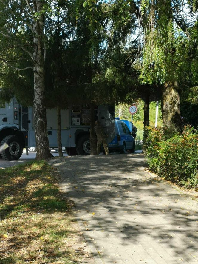 ABW w akcji. Znaleziono broń i materiały wybuchowe. Trwa ewakuacja