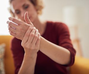 Polscy naukowcy odkryli, co uruchamia reumatoidalne zapalenie stawów. To może być początek końca tej choroby