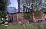 Pożar domu 69-latka pod Radomskiem! Podpalacz podłożył ogień pod sąsiednim budynkiem [ZDJĘCIA]