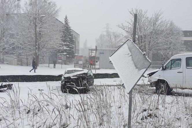 Wypadek na ul. Towarowej w Olsztynie. Zderzyły się trzy auta. Droga zablokowana [FOTO]