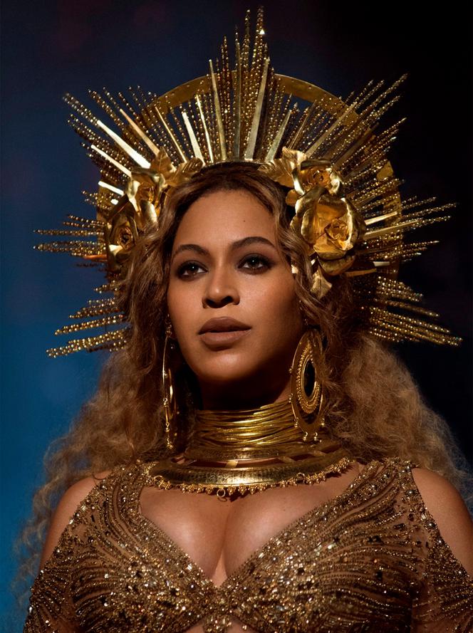 Beyoncé jak monstrancja! Co to za nakrycie głowy?!