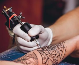 Czy tatuaż jest bezpieczny? Eksperci sugerują zależność między nim a chłoniakiem
