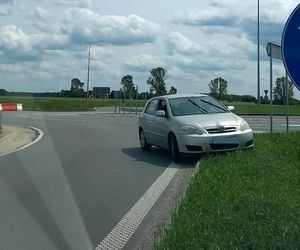 „Wziął na maskę” motocyklistę, który chciał go zatrzymać, gdy jechał wężykiem