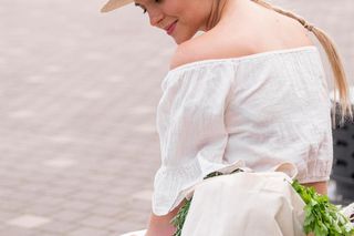 Wiosną i latem nosimy romantyczne bluzki boho. Z czym je łączyć? 