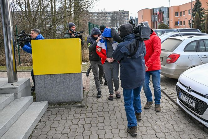 Doprowadzenie mężczyzny, który został zatrzymany w sprawie brutalnej napaści na 14-latkę