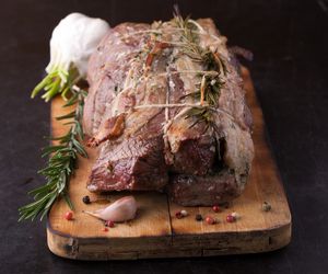 Pieczeń cielęca po litewsku: cielęcina na rodzinny obiad