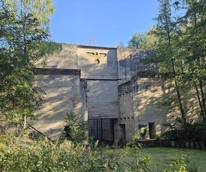 Monumentalna śluza Leśniewo z symbolami III Rzeszy ukryta w mazurskim lesie. Jest owiana tajemnicą [ZDJĘCIA]