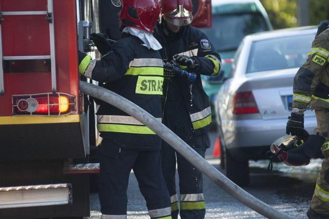 Dramat w Kałkowie! Nurt wody porwał auto osobowe z kierowcą w środku