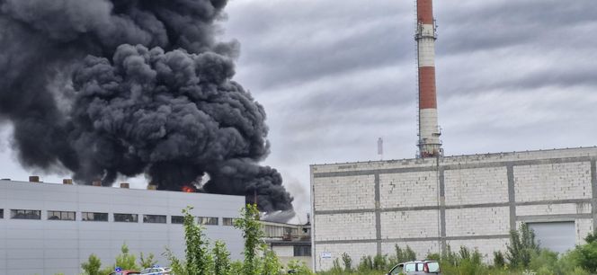 Pożar składowiska opon w Toruniu. Dym widoczny z daleka