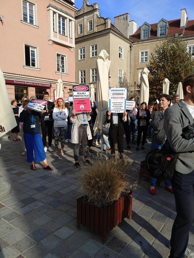 Pikieta urzędników poznańskich na Placu Kolegiackim