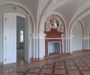 Pałac Sobieszów po remoncie – sala kominkowa
