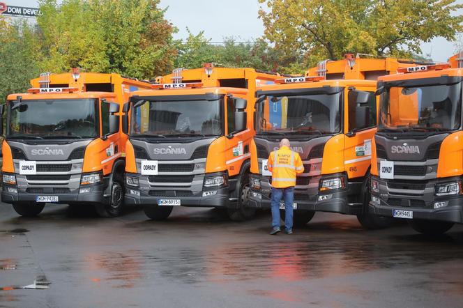 Flota śmieciarek w Warszawie właśnie urosła. Na ulice wyjadą nowe pojazdy