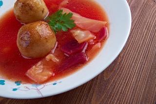 Botwinkowa zupa z wiśniami i chrupiącymi ziemniakami. Przepis na wyjątkową zupę
