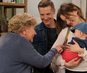 M jak miłość, odc. 1875. Franka (Dominika Kachlik), Antoś (Mark Myronenko), Paweł (Rafał Mroczek), Barbara (Teresa Lipowska)