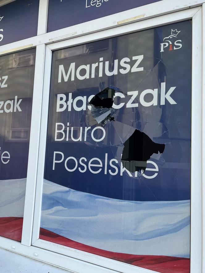 Biuro ministra Błaszczaka zdewastowane. Atak kamieniami w Legionowie