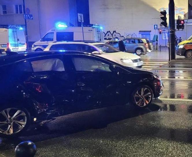 Warszawa. Prywatna karetka na sygnale huknęła w osobówkę. Jedna osoba trafiła do szpitala
