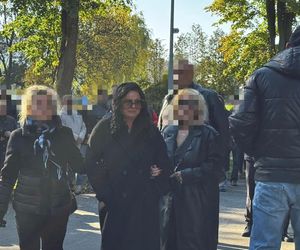 Zapłakana Edzia z nad grobem Dżejka. Kaźmierska nie weszła jej w drogę