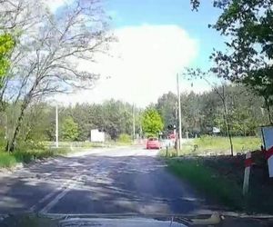 Policjanci ujawnili dramatyczne nagranie. Zderzenie trzech aut na przejeździe kolejowym