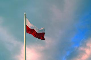 Święto Flagi w Polsce. 2 maja obchodzimy Dzień Flagi Rzeczypospolitej Polskiej [2 MAJA ŚWIĘTO FLAGI 2.05. DZIEŃ FLAGI POLSKA MAJÓWKA DŁUGI WEEKEND]