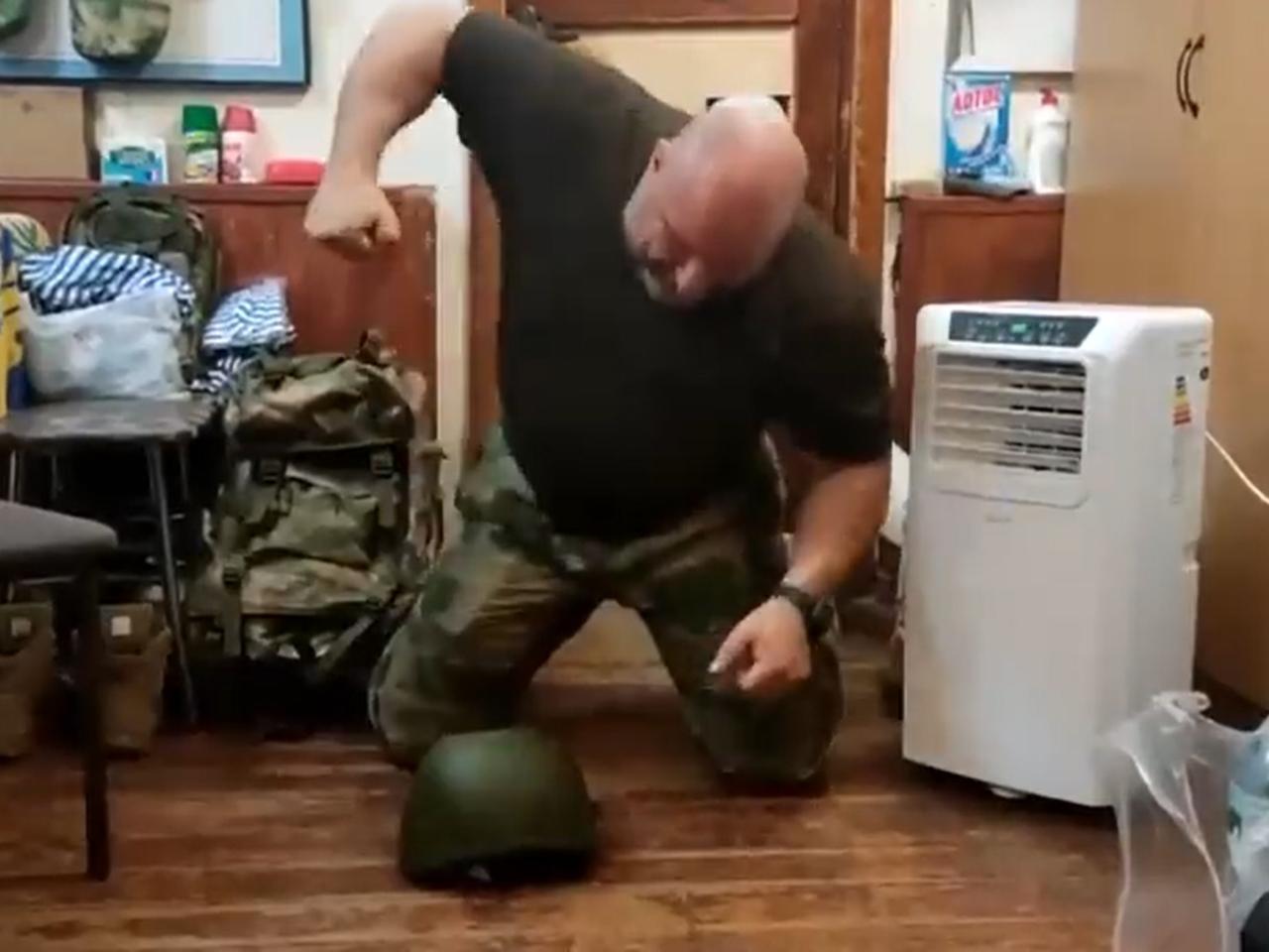 Rosyjskie hełmy to bubel. Ten ukraiński żołnierz rozgniata je pięścią