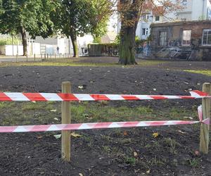 Zmienia się skwer na rogu Wałowej i Marcinkwoskiego w Lesznie. Będą nowe nasadzenia i budka meteo