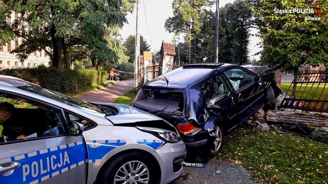 Gliwice: Ucieczka przed policją zakończyła się na ogrodzeniu parafii. Wierni byli w szoku [ZDJĘCIA]