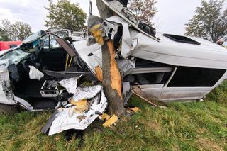 Bus owinął się wokół drzewa, Damian cudem przeżył. Wzruszające słowa brata