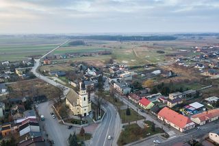 To miasteczko w Łódzkiem ma tradycję sięgającą średniowiecza. Znajdziesz tam drewniany kościółek z XVI wieku