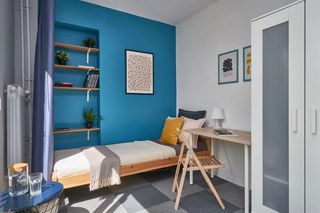 Tego jeszcze nie było! „Świetnie doświetlony” pokój na balkonie w centrum Warszawy. Cena zwala z nóg