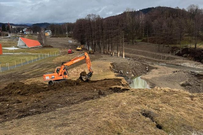 Zaczęły się prace nad odbudową tamy w Stroniu Śląskim. Grodza ma ochronić przed zalaniem mieszkańców