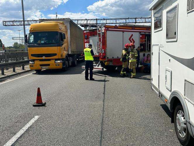 Koszmarny wypadek w kierunku Marek. Kobieta z obrażeniami klatki piersiowej trafiła do szpitala