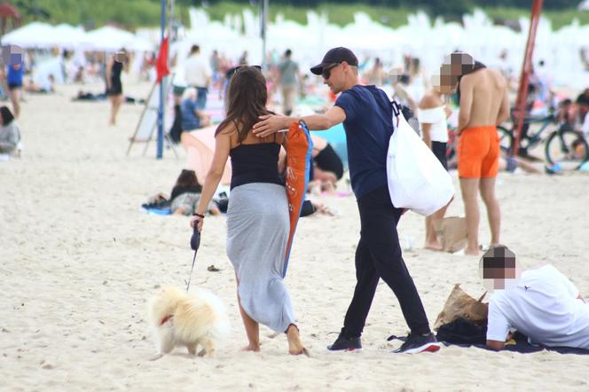 Piotr Żyła i Marcelina Ziętek na plaży