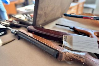 Strzelał do policjantów! Na widok radiowozu próbował uciec do lasu