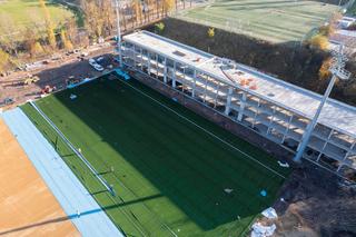 Budują nowy stadion Polonii Bytom. Nawet jesienią trawa jest na nim zielona