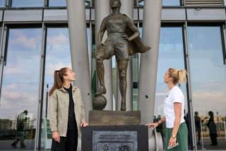 W Gdańsku odsłonięto pomnik piłkarki - superbohaterki