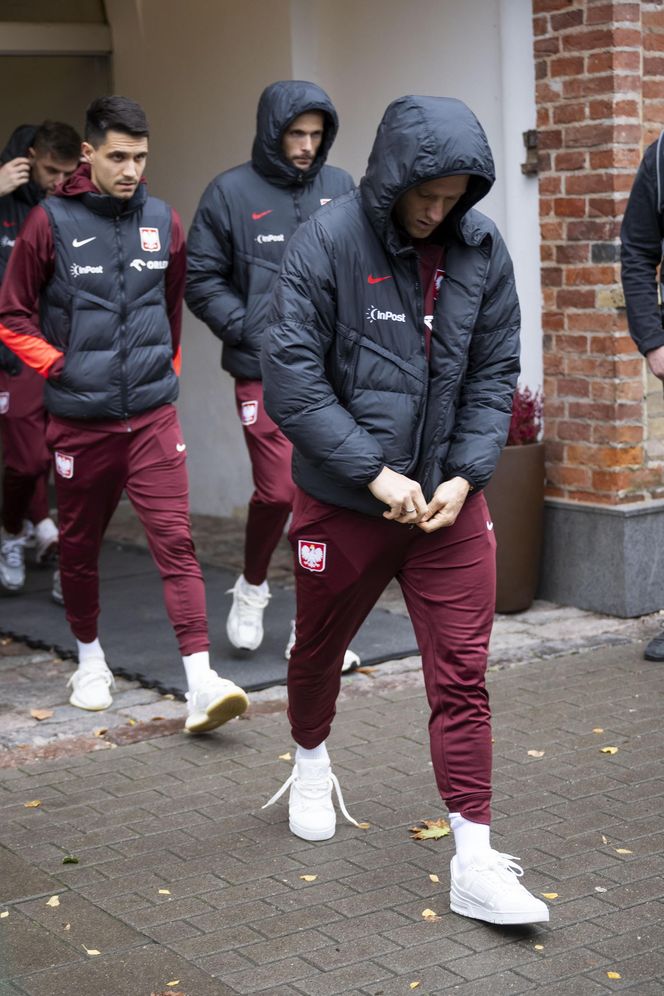 Reprezentacja zmokła na spacerze. Lewandowski się krył przed deszczem