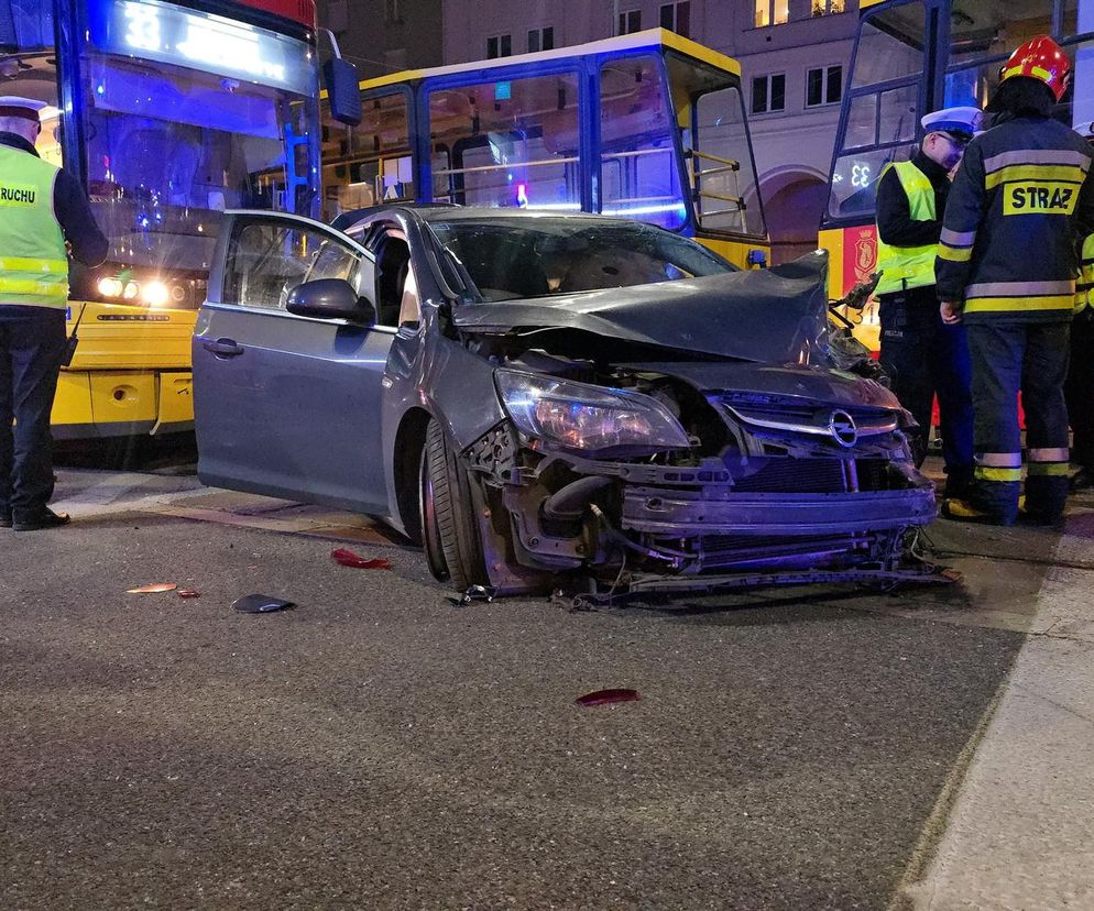 Groźny wypadek w Warszawie. Samochód i dwa tramwaje rozbite. Jeden z nich się wykoleił