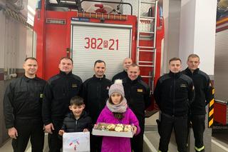 Dzieci dziękują strażakom za uratowanie psa [GALERIA]