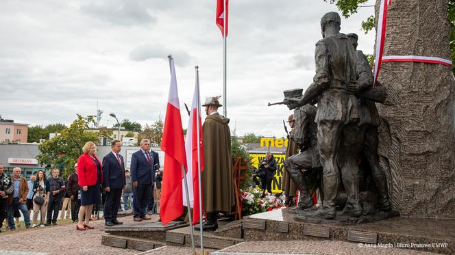 Największy pomnik Żołnierzy Wyklętych osłonięto w Mielcu [ZDJĘCIA, WIDEO]