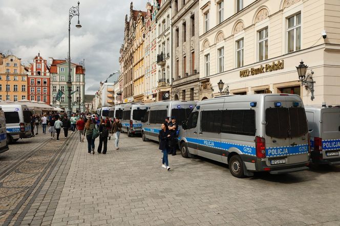 Kibice opanowali Wrocław. Tak wygląda stolica Dolnego Śląska w dniu finału Ligi Konferencji