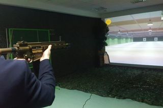Uczniowie bydgoskiej szkoły schodzą w czasie lekcji dwa piętra w dół i już są na wirtualnej strzelnicy 