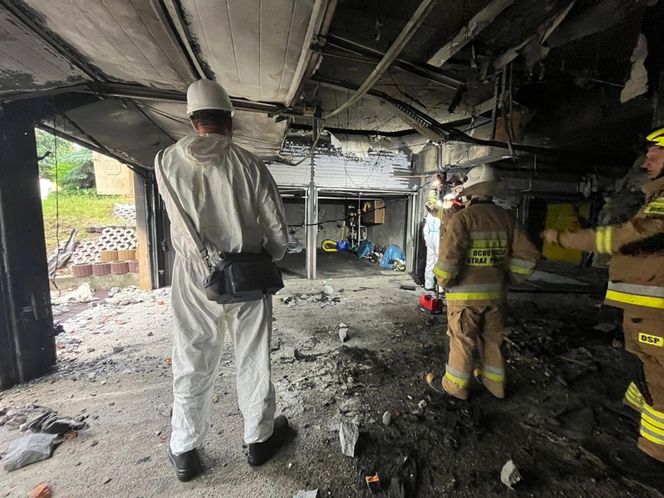 Policjanci pokazali jak wygląda wnętrze spalonego budynku w Ząbkach. Wstrząsające obrazki