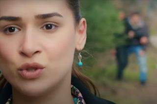 Ege oświadczy się Melis i pomoże Bulentowi, który wda się w bójkę.