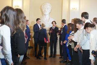 Marszałek Szymon Hołownia przeprowadził lekcję obywatelską w V LO w Krakowie