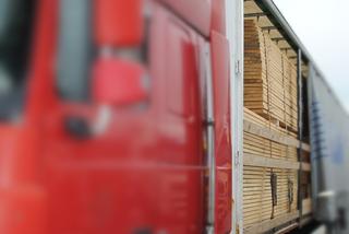 Zatrzymano ponad tysiąc paczek papierosów. Przewożone były w dwóch tirach